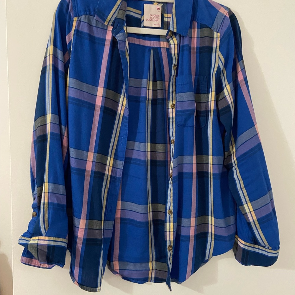 Button down long sleeve ladies shirt. Small